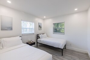3 bedrooms, free WiFi, bed sheets - Beach Oasis with Private Pool (Fort Lauderdale)