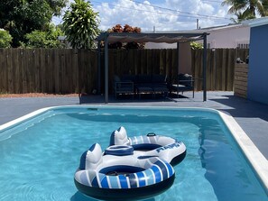 Una piscina al aire libre