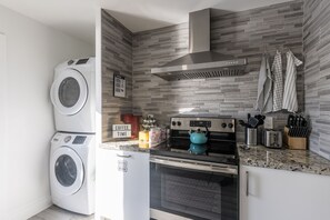 Frigorífico, microondas, horno y cafetera o tetera