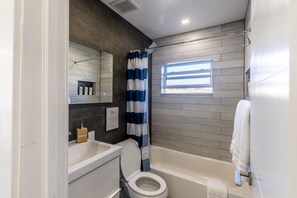 Combinazione doccia/vasca, asciugacapelli, asciugamani, sapone