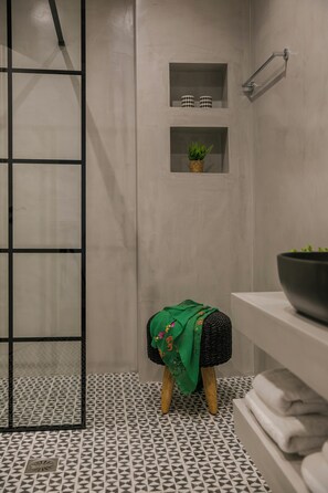 Premium Apartment, 2 Bedrooms, Bay View | Bathroom | Shower, rainfall showerhead, hair dryer, towels