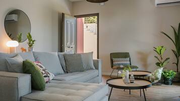 Apartamento Premium, 2 habitaciones, vistas a la bahía | Zona de estar | Smart TV de 42 pulgadas con canales por cable, una televisión