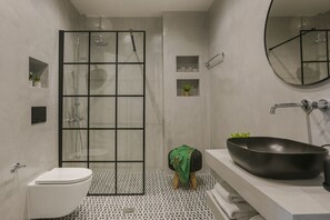 Departamento Premium, 2 habitaciones, vista a la bahía | Baño | Regadera, regadera tipo lluvia, secadora de cabello, toallas 