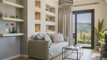 Apartamento junior, 1 habitación, vistas a la bahía | Zona de estar | Smart TV de 42 pulgadas con canales por cable, una televisión