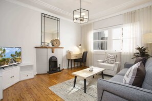 Una televisión, una oficina