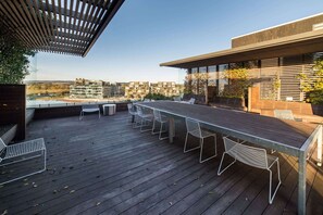 Outdoor dining - Stunning Kingston Harbour Foreshore 1BR Water View (Kingston)