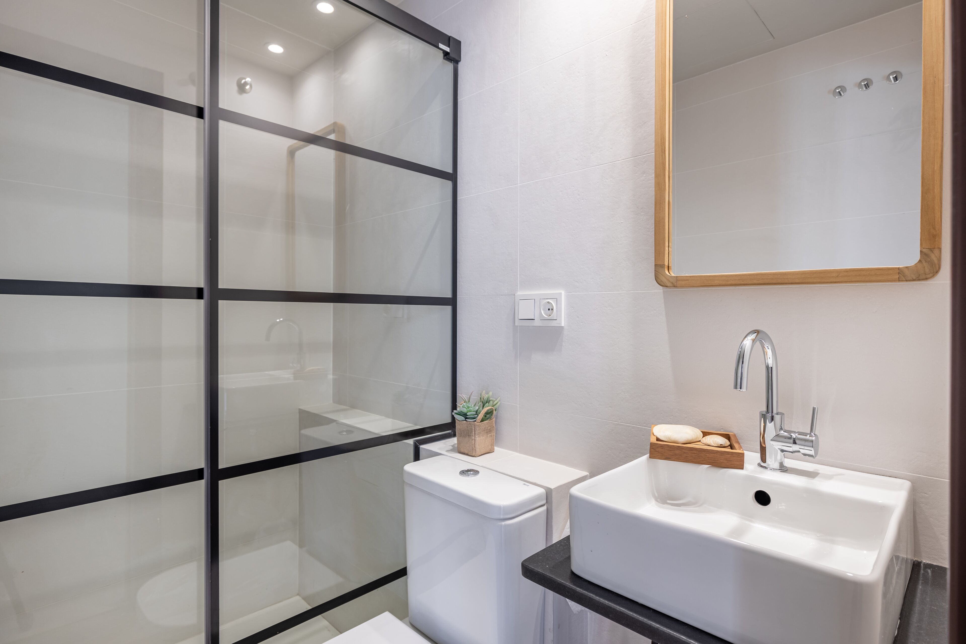 Apartment, 3 Bedrooms | Bathroom | Shower, hair dryer, towels, soap