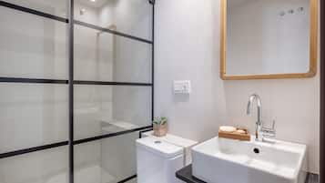 Apartment, 3 Bedrooms | Bathroom | Shower, hair dryer, towels, soap