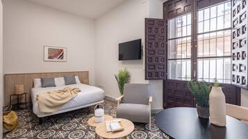 Estudio | Área de sala de estar | Smart TV de 45 pulgadas con canales vía satélite y televisión