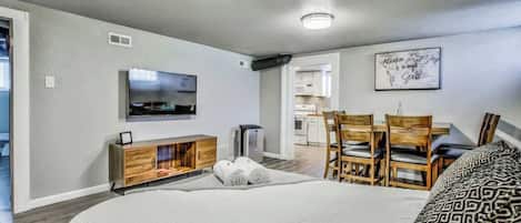 2 chambres, bureau, fer et planche à repasser, lit parapluie