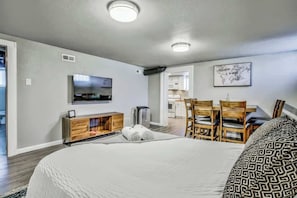2 bedrooms, desk, iron/ironing board, WiFi