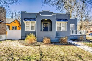 Exterior - Olympic Flat! Downtown w Hot Tub, BBQ & Fire pit (Colorado Springs)