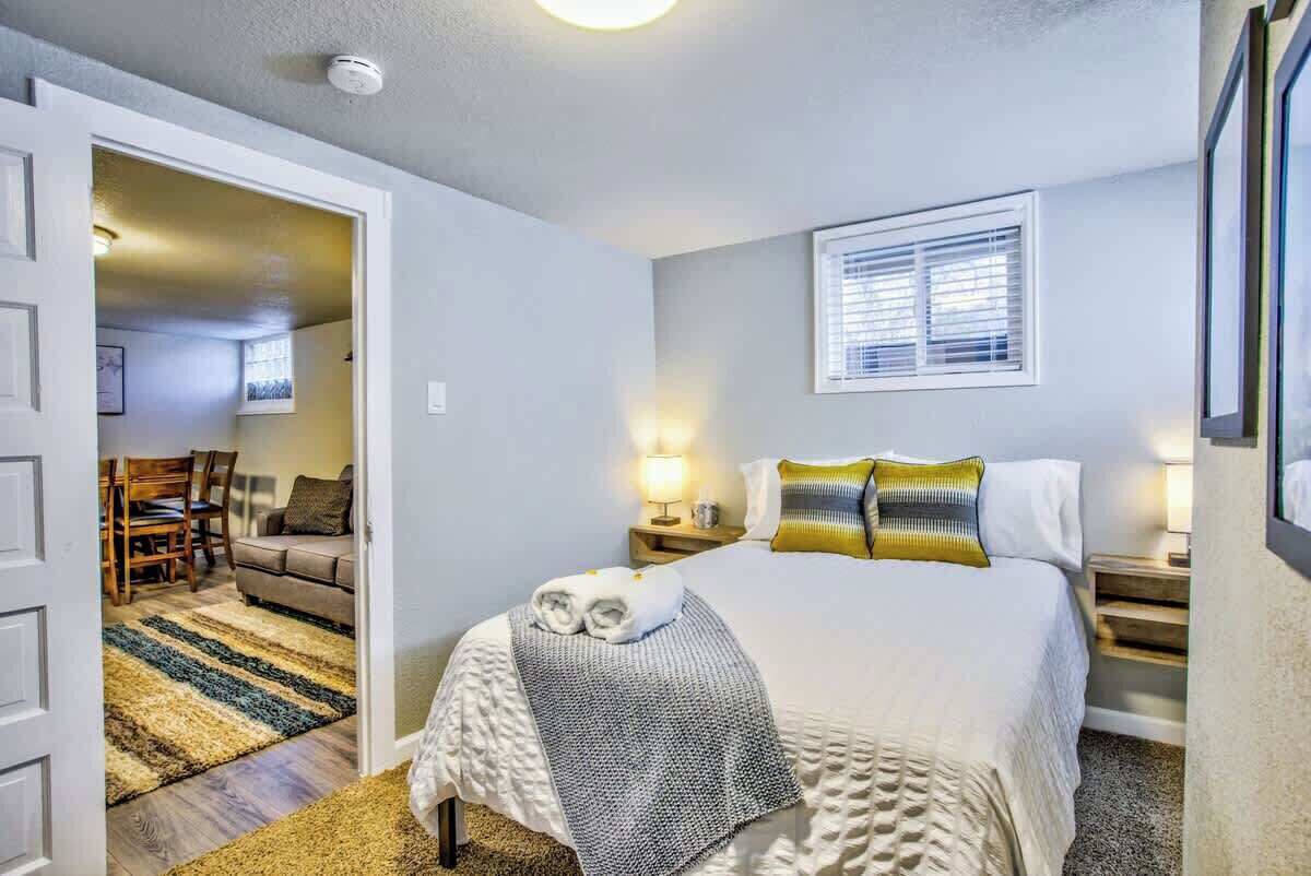 2 bedrooms, desk, iron/ironing board, travel crib