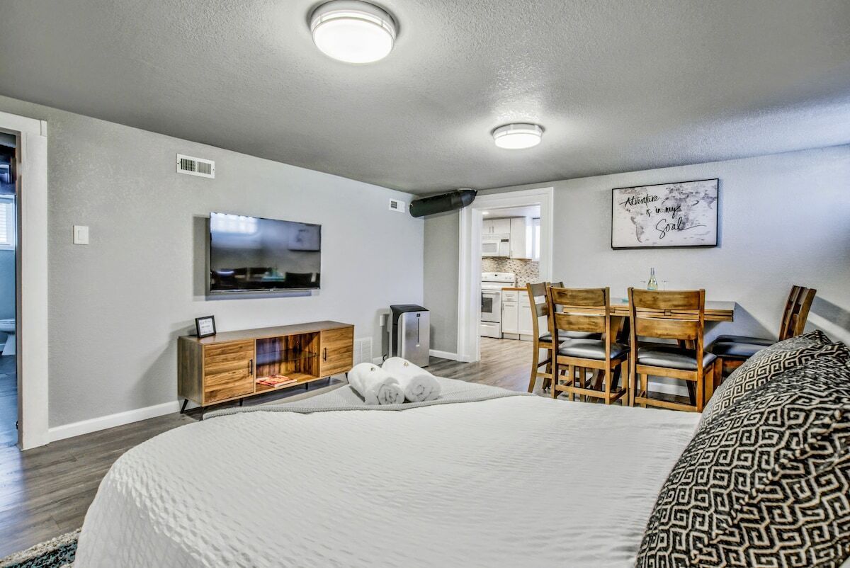 2 Schlafzimmer, Schreibtisch, Bügeleisen/Bügelbrett, Reisekinderbett