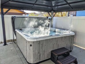 Outdoor spa tub - Olympic Flat! Downtown w Hot Tub, BBQ & Fire pit (Colorado Springs)