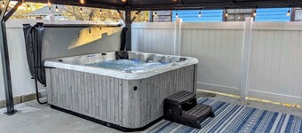 Olympic Studio! Hot Tub with BBQ & Fire Pit