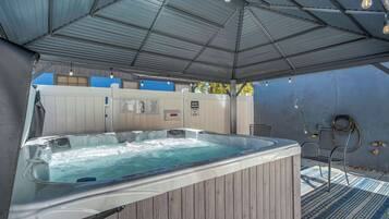 Tina de hidromasaje al aire libre