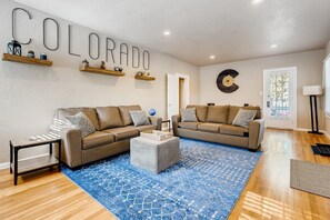 TV, offices - Olympic House! Downtown w Hot Tub, Fire pit & BBQ (Colorado Springs)