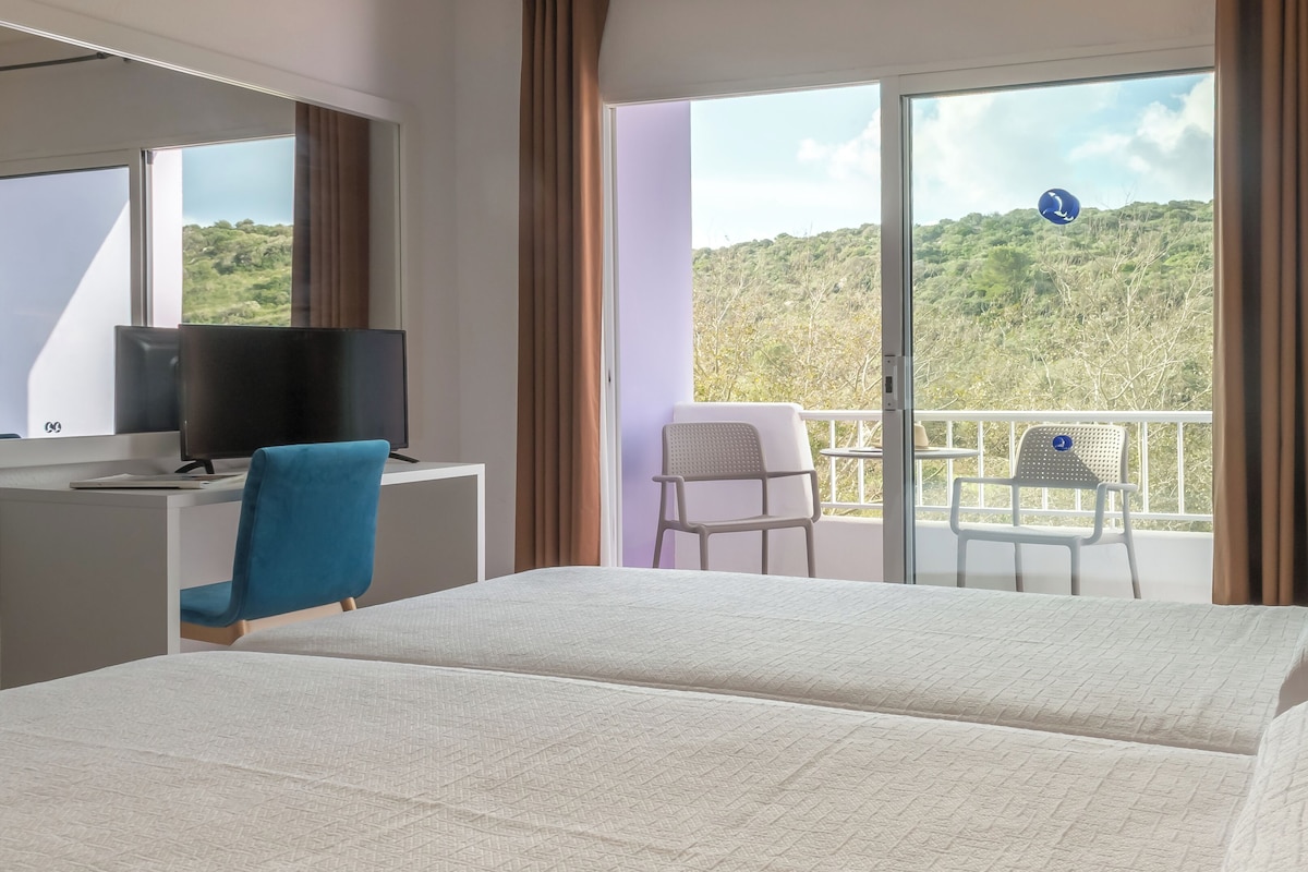 In-room safe, blackout curtains, free WiFi, bed sheets