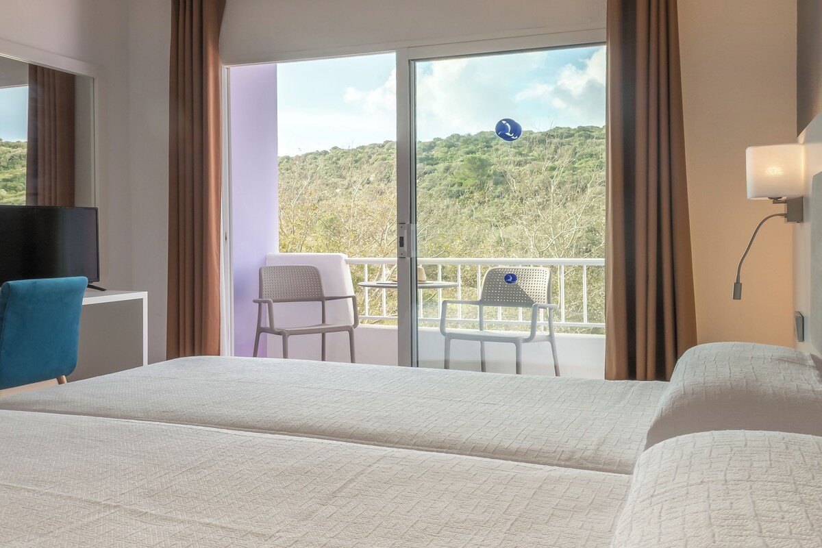 Caja fuerte, cortinas opacas, wifi gratis y ropa de cama