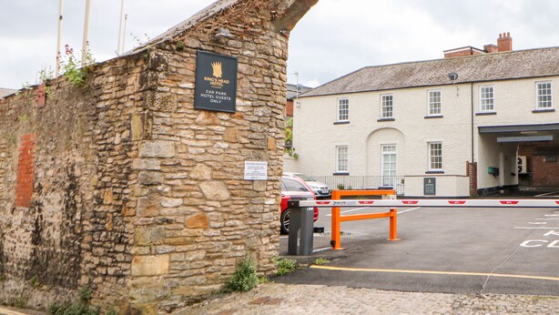 A stone archway with a sign indicating it's a car park for hotel guests only. - 3 Kings Mews (Richmond)