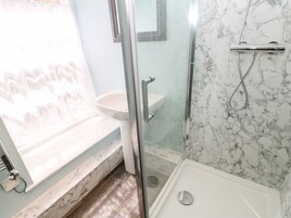 Cottage | Bathroom | Shower