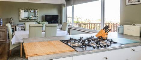 Cottage | Dapur pribadi | Mesin pencuci piring dan peralatan masak/sendok-piring