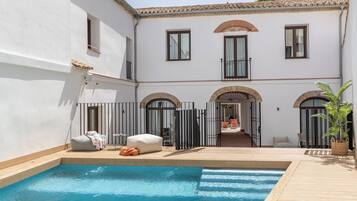 Een seizoensgebonden buitenzwembad