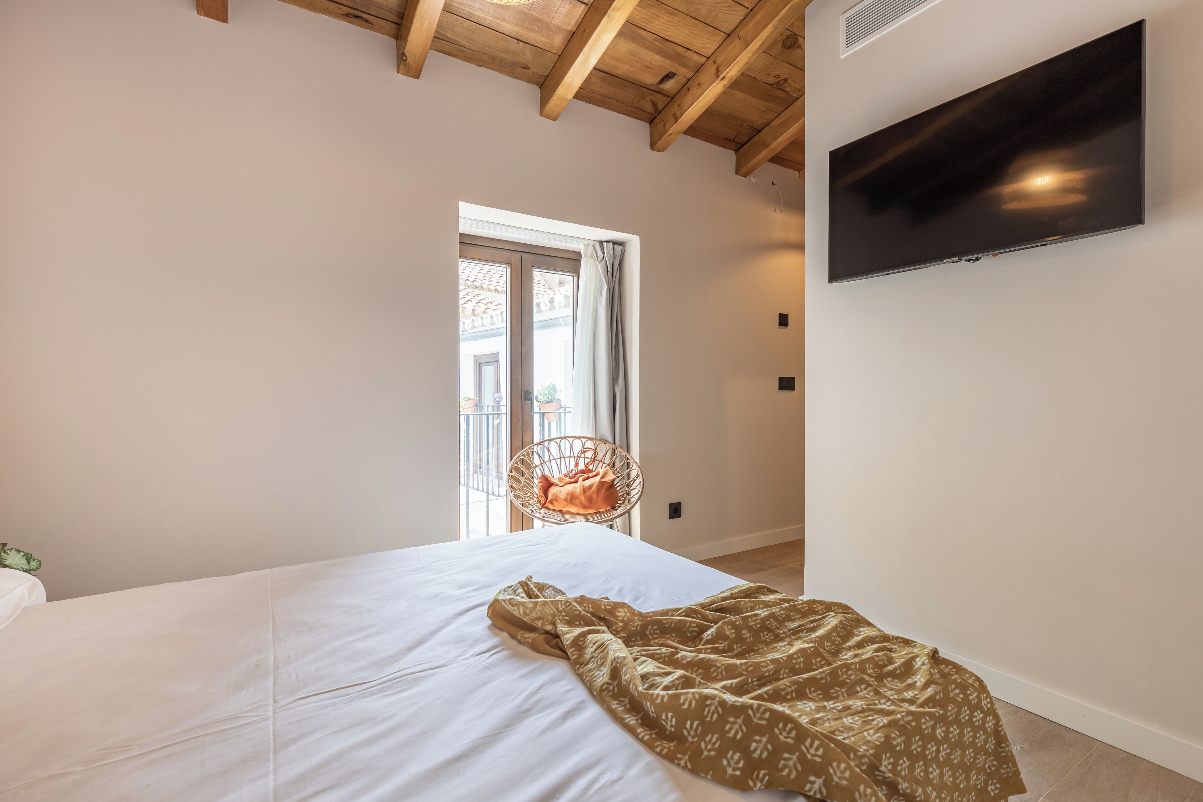 Soundproofing, free WiFi, bed sheets