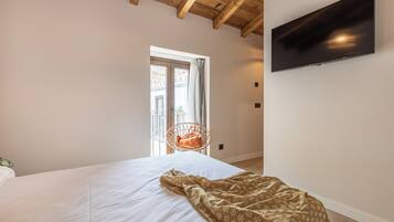 Soundproofing, free WiFi, bed sheets