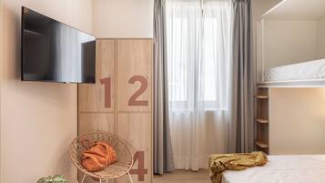 Habitación familiar, baño privado (Standard) | Sistema de insonorización, wifi gratis, ropa de cama