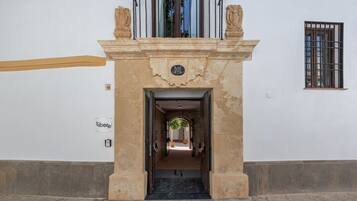 Vista frontal de la propiedad