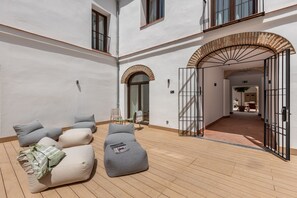 Una piscina al aire libre de temporada