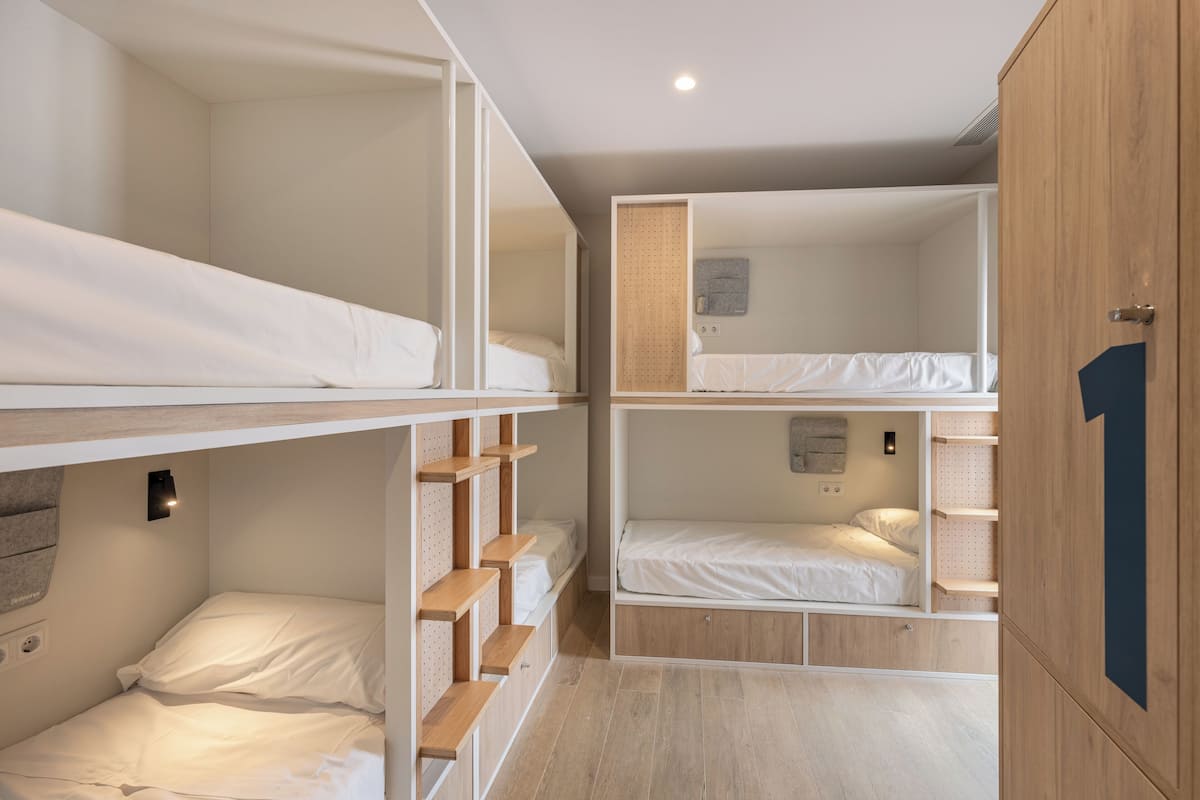 Soundproofing, free WiFi, bed sheets