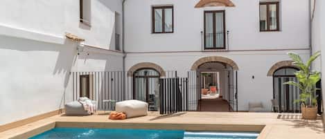 En sÀsongsöppen utomhuspool