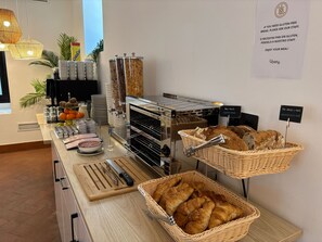 Daily continental breakfast (EUR 7.8 per person)