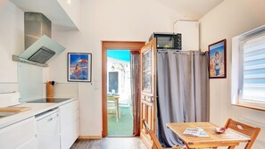 KylskÄp, mikrovÄgsugn, diskmaskin och kaffe- och tebryggare