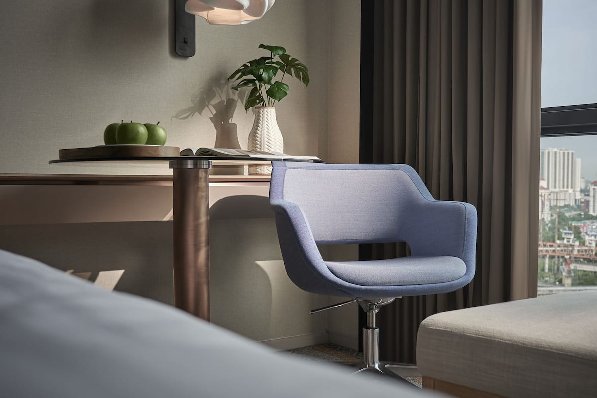 Een minibar, een kluis op de kamer, een bureau, geluiddichte muren