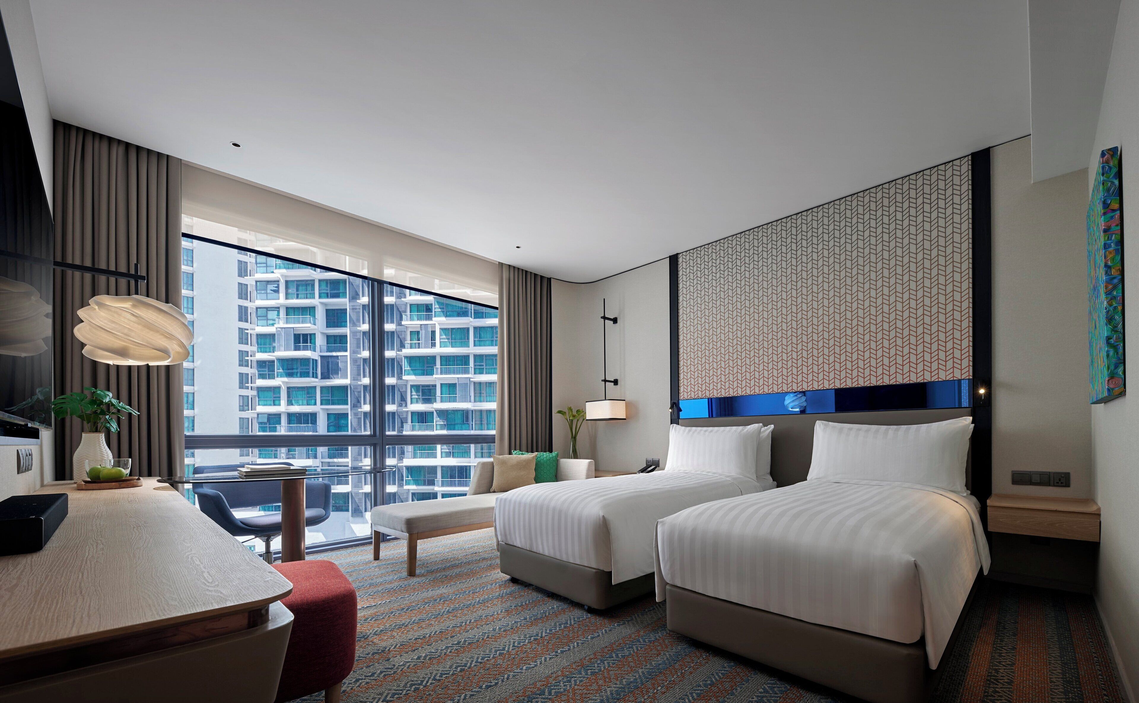 Minibar, caja de seguridad en la habitación y escritorio 