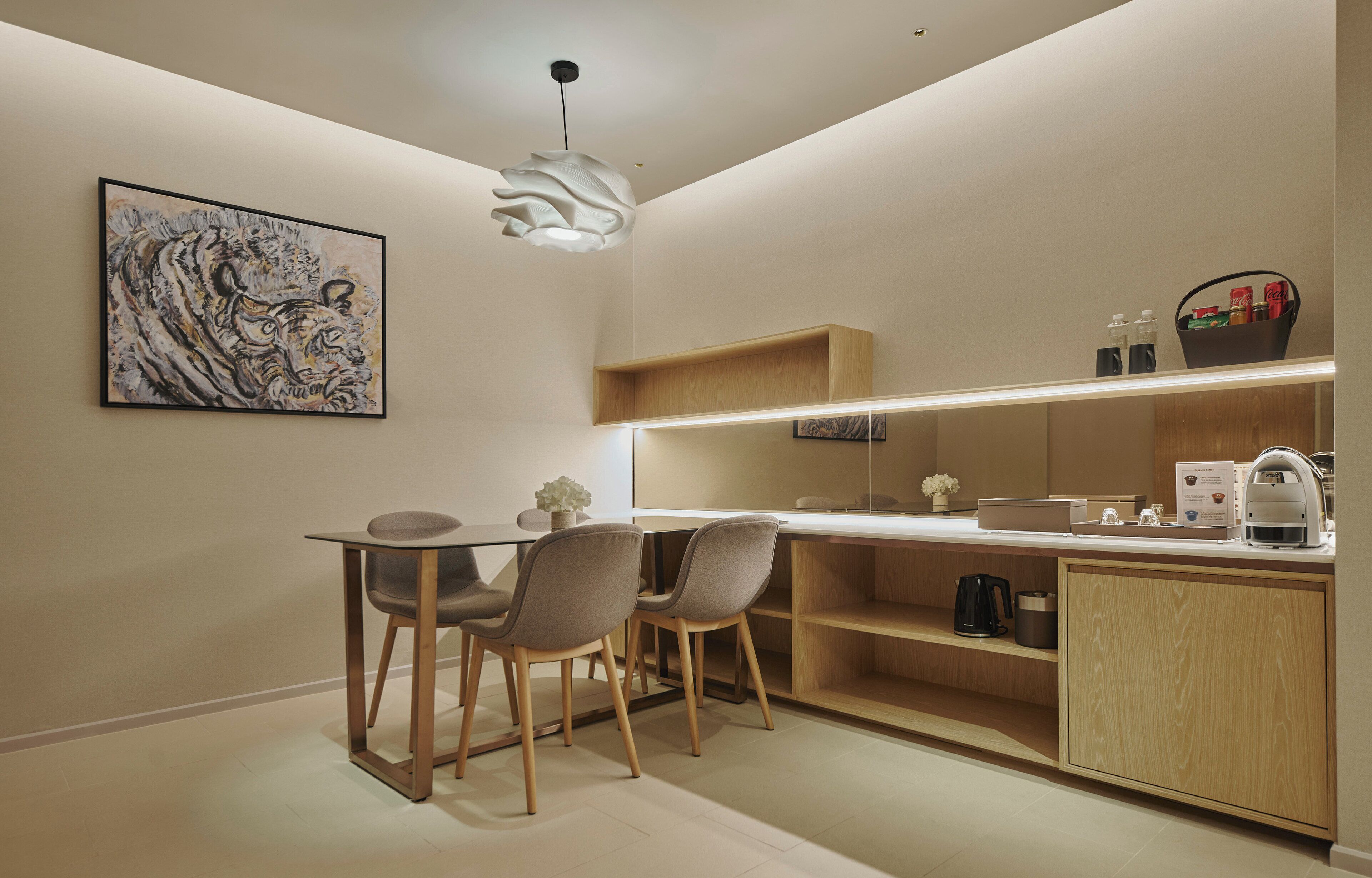 Minibar, caja de seguridad en la habitación y escritorio 