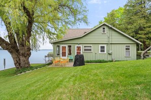 Exterior - Willow Tree Cottage: Waterfront on Suttons Bay (Suttons Bay)