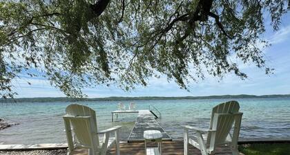 Willow Tree Cottage: Waterfront on Suttons Bay