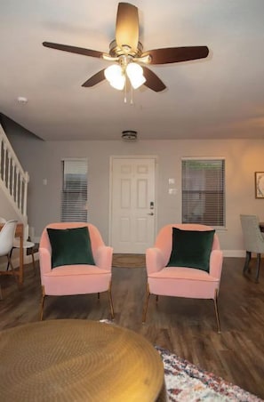 Interior - Keyless Entry - Boho House - Minutes From Airport (Euless)