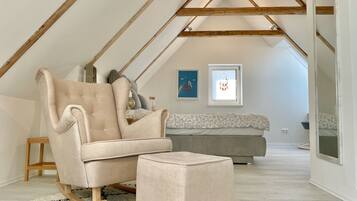 Smart-TV, Kamin, Bücher, Stereoanlage