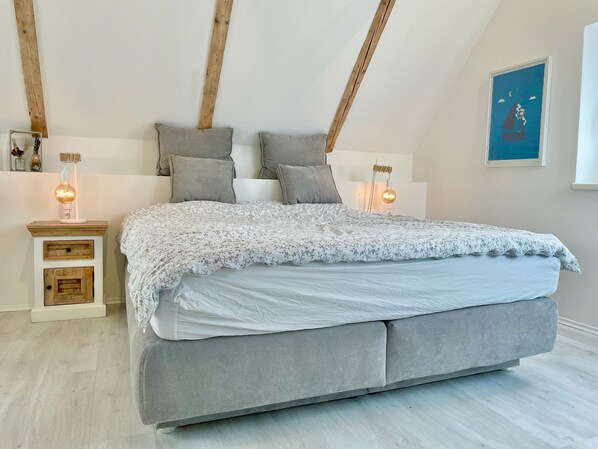 1 chambre, bureau, système d’insonorisation, fer et planche à repasser