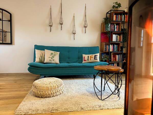 Smart TV, fireplace, books, stereo