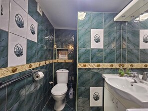 Studio Standard | Salle de bain | SĂšche-cheveux, serviettes fournies