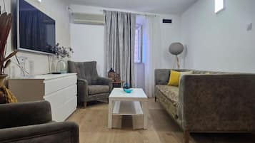 Estudio estándar | Área de sala de estar | Televisión