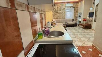 Condo clásico, cocina | Cocina privada | Frigobar