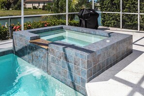Pool - Enjoy tropical comfort in this waterfront home (Marco Island)